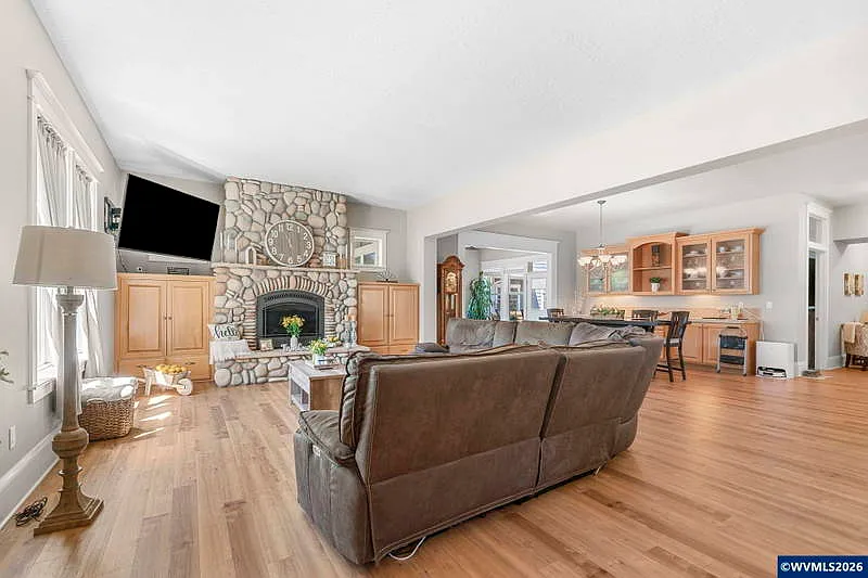 3 bed, 3134 sqft, $2,850 — Photo 4
