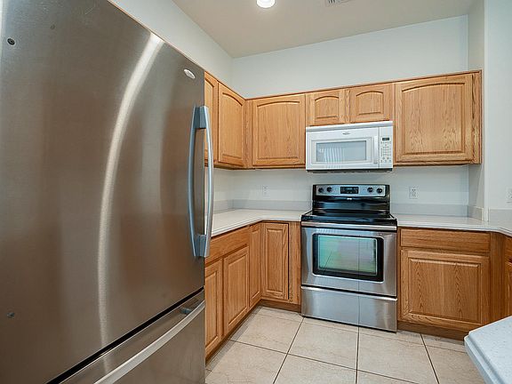 5th image of 429 W Chardin Dr
