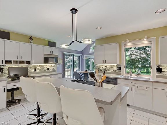 5th image of 350 Brookpoint Cir
