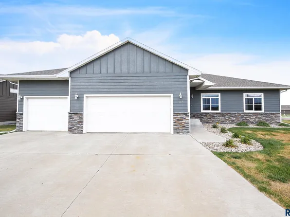 1005 Rosewood Dr, Harrisburg, SD 57032