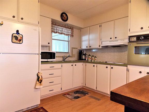 2nd image of 104 Boyd St