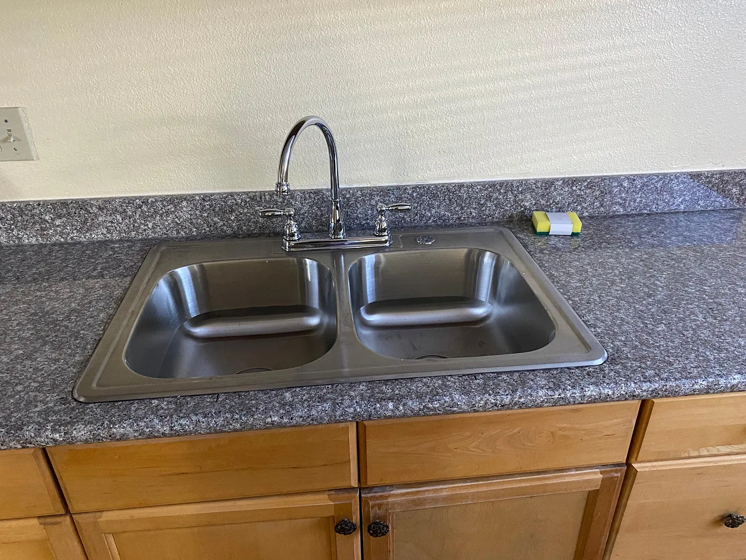 3 bed, 3300 sqft, $2,500 — Photo 2