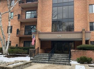 709 79th St APT 408, Darien, IL 60561