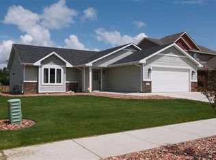 2604 Heritage Dr, Minot, ND 58703