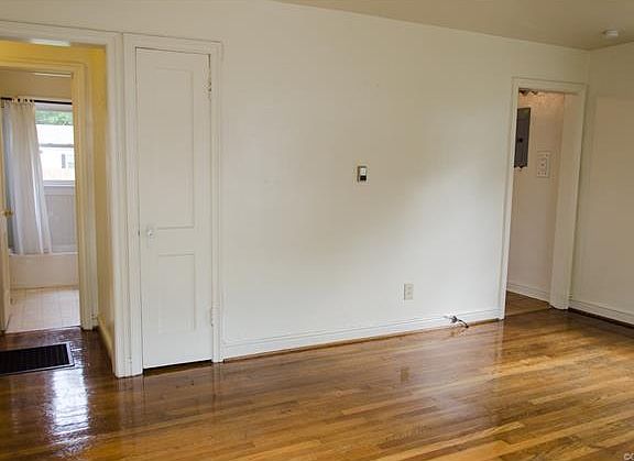 3rd image of 903 Hill Top Dr