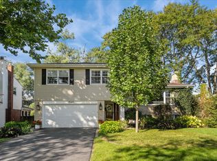 1340 Hawthorne Ln, Glenview, IL 60025