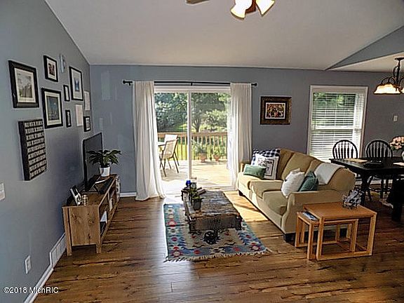 3rd image of 2044 Oak Hollow Dr