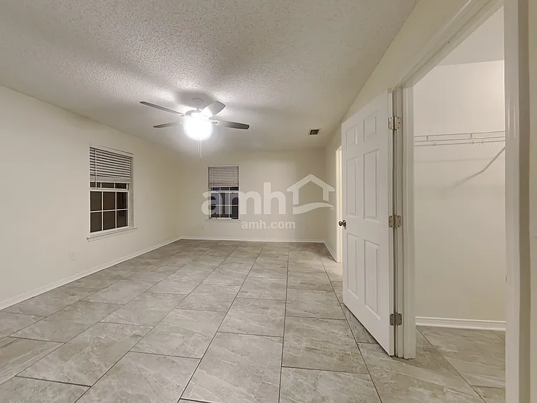 2326 Creekfront Dr — Photo 11