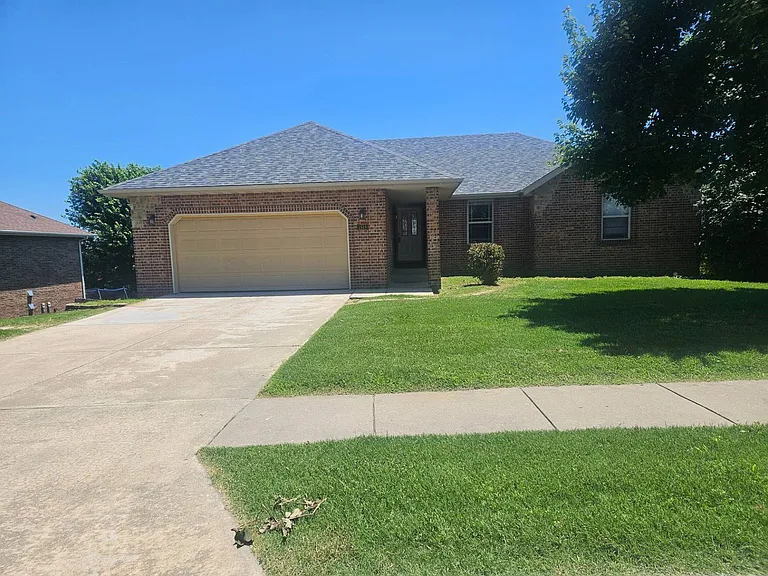 1918 Holly Springs Ave — Photo 1