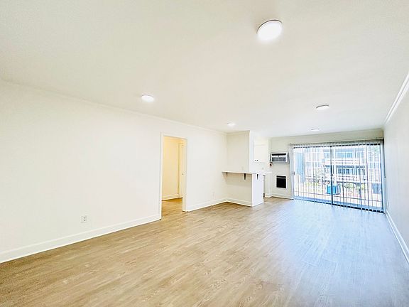 3rd image of 1827 Veteran Ave APT 25