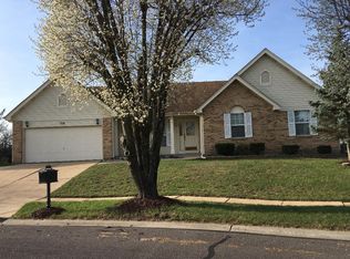 938 Four Oaks Dr, Fenton, MO 63026