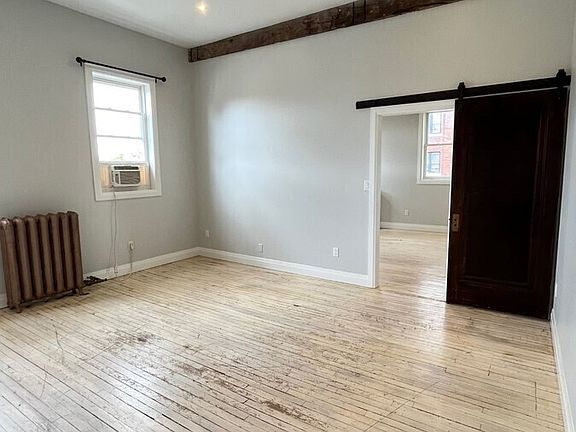 5th image of 1558 Ontario St