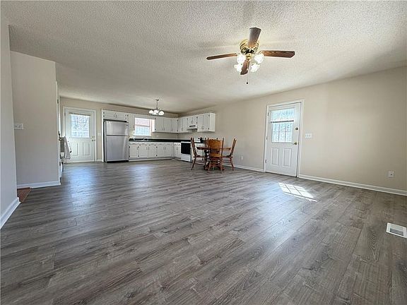 3rd image of 633 Cash Rd NE