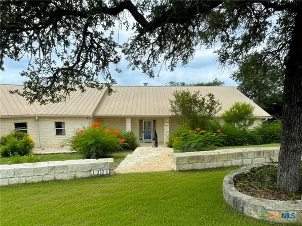 1221 Sundown Trl, Fischer, TX 78623