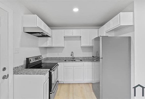 2nd image of 2622 Cloyde St