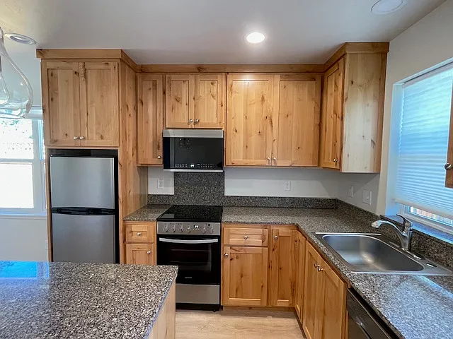 164 N Laurel St #2 — Photo 3
