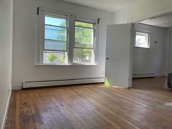 3rd image of 117-119 Hallock Ave #1R