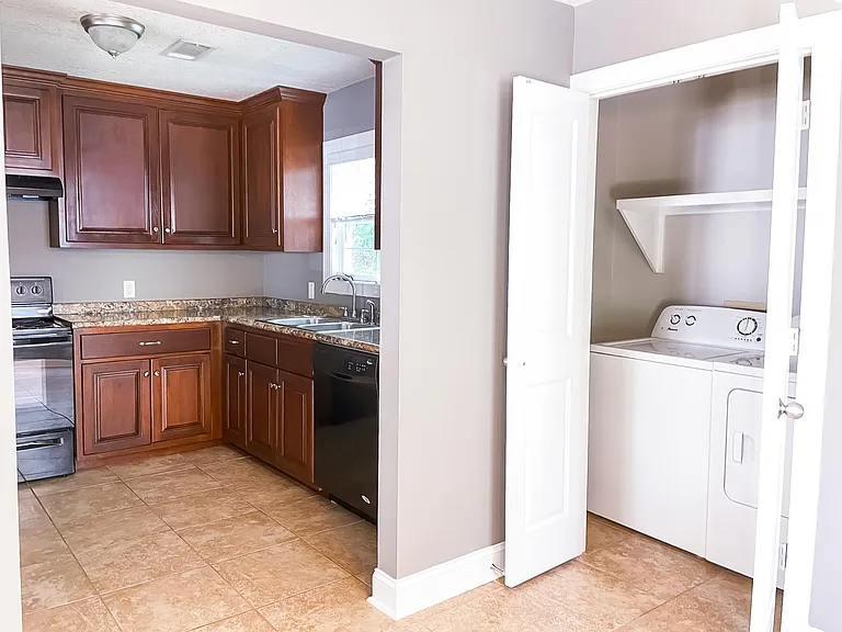 1628 Oxford Pl — Photo 11