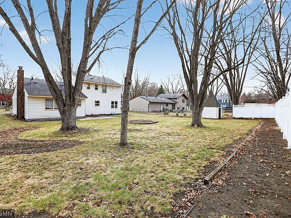 3rd image of 3325 Urbandale Ln N