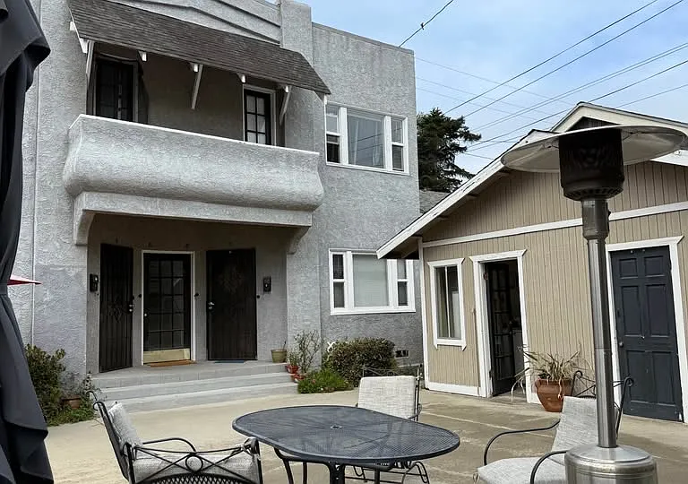 3031 E 7th St — Photo 3