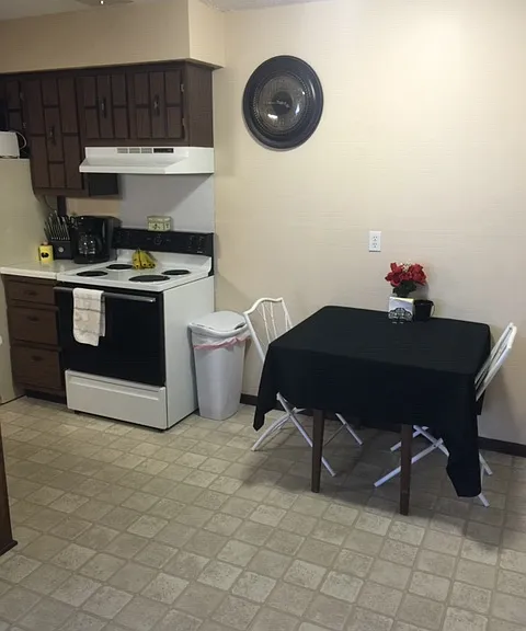 316 Wilson St W — Photo 15