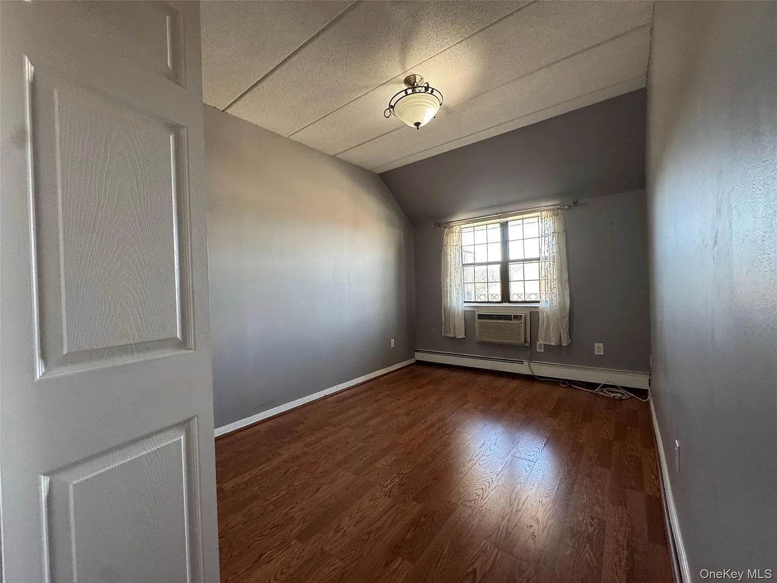 1 bed, 1.0 bath, 571 sqft, $2,350 — Photo 4