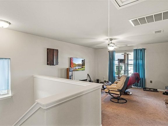 5th image of 414 Eagle Brook Ln