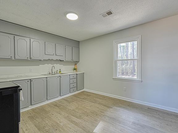 3rd image of 713 Idlewood Cir