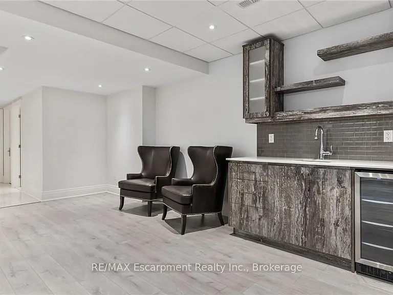81 Brock St — Photo 8