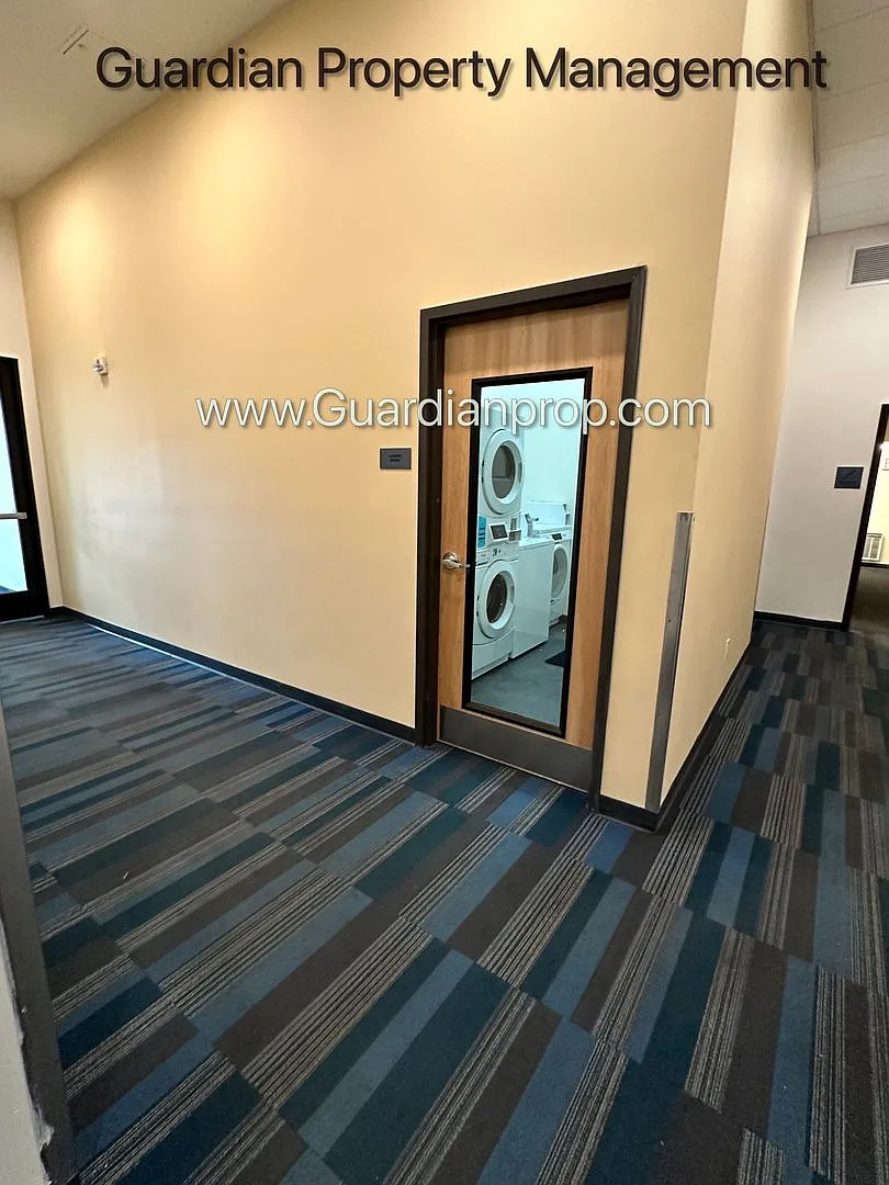 Marcy Holmes/Dinkytown Top Floor, 3 bd, Dishwasher, 1 Parking Space, 1 Month Free — Photo 1