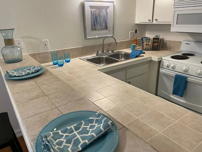Topanga Apartments — Photo 23