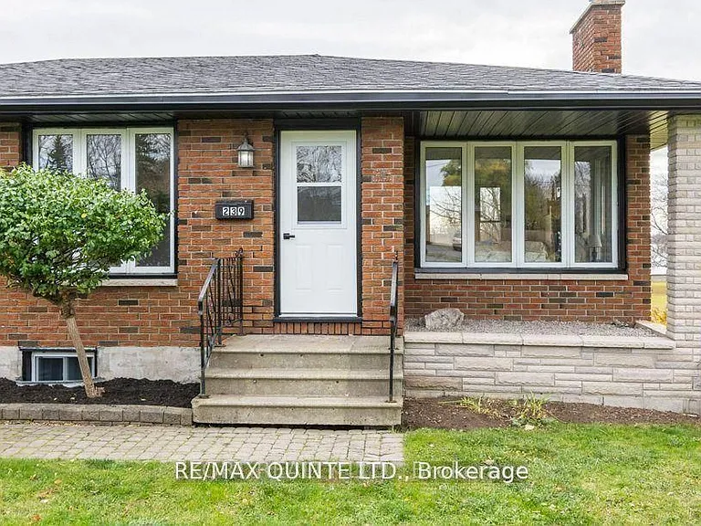 239 Dundas St W #UPPER — Photo 2