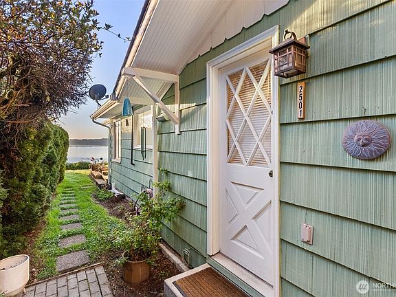 5th image of 2501 43rd Avenue NW