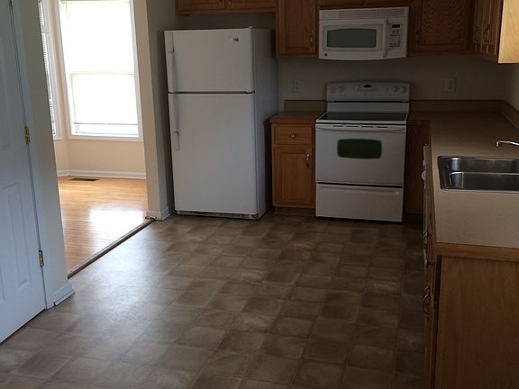 3rd image of 676 Superior Ln