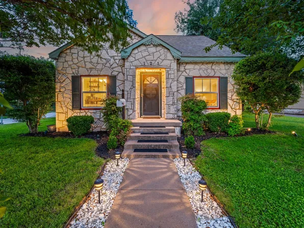 121 S Travis St, Granbury, TX 76048