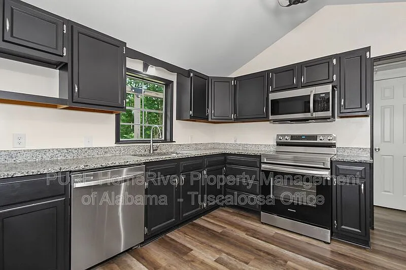 4 bed, 2.0 bath, 2330 sqft, $1,995 — Photo 3