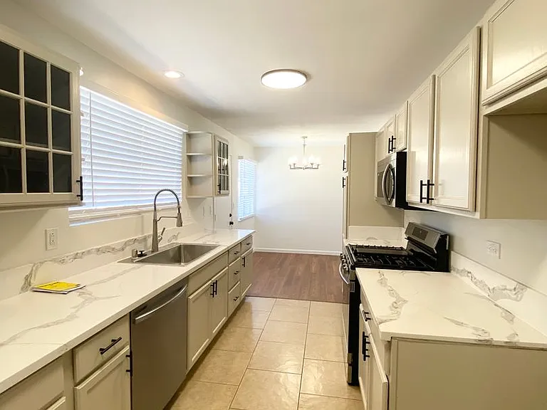 1025 N Lupine St — Photo 3