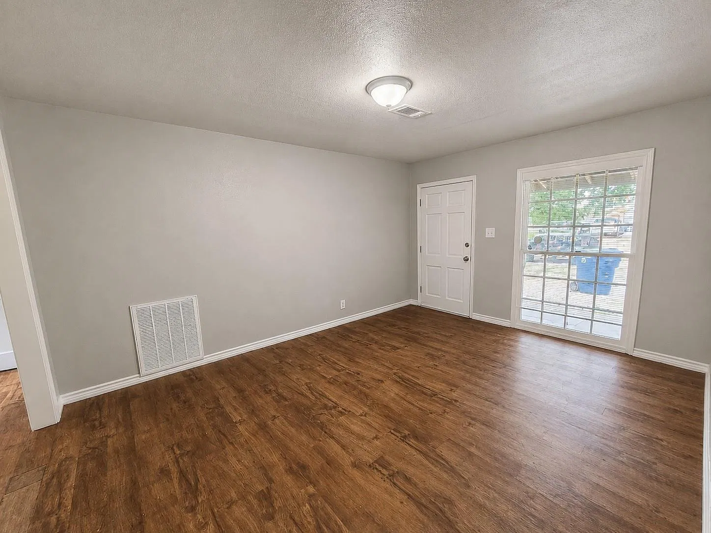 3 bed, 1.0 bath, 1030 sqft, $1,600 — Photo 2