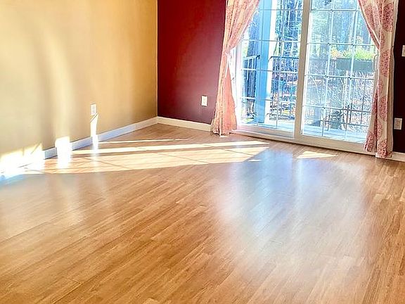 Spacious & bright living rm