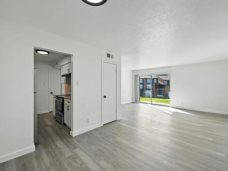 South Crest Apartments: All Bills Paid -Dazzling Dallas Apartments in Quiet Area! — Photo 91