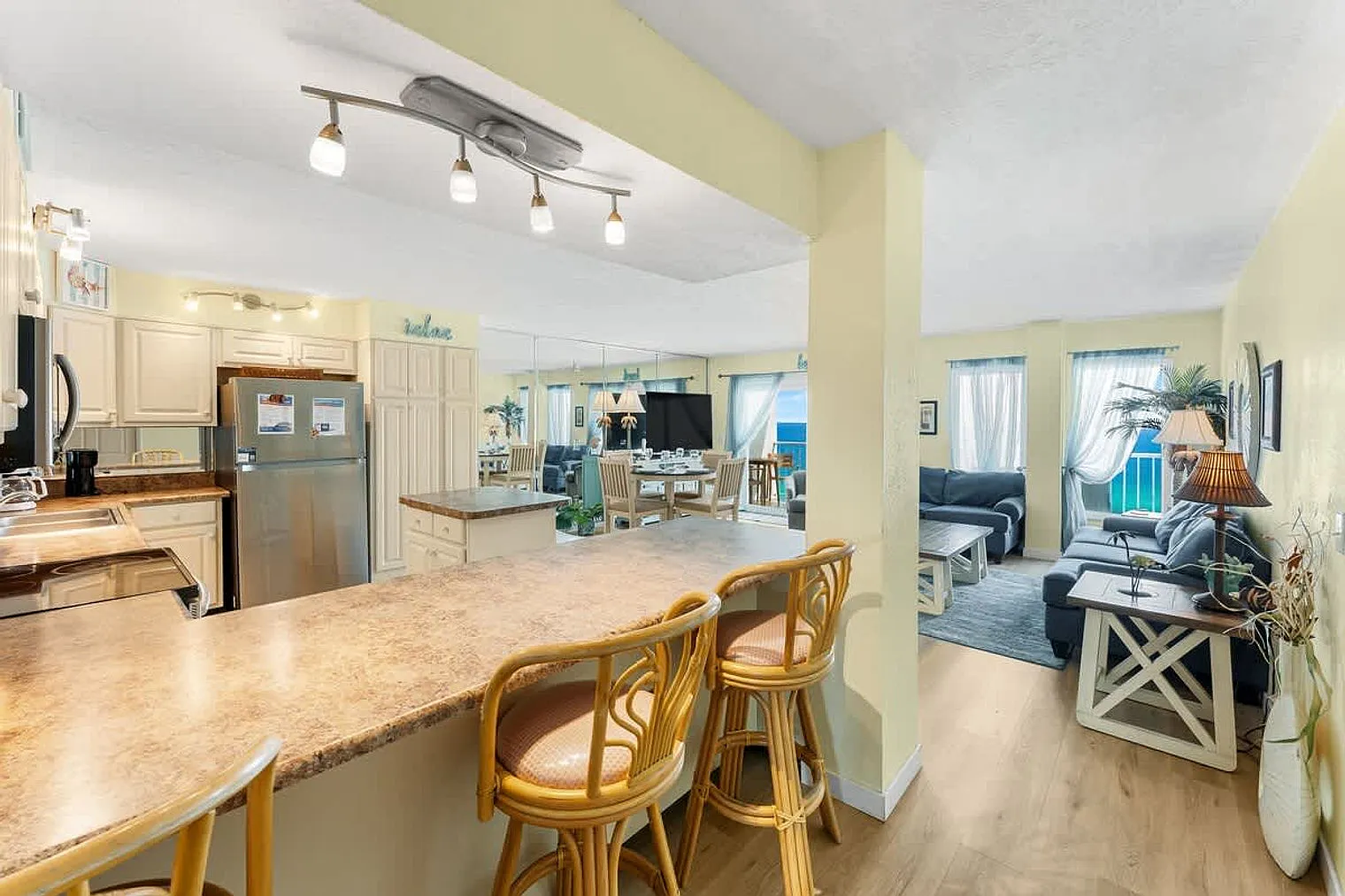 3 bed, 3.0 bath, 1528 sqft, $2,757 — Photo 2