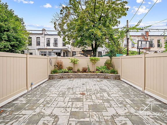 4th image of 1520 Putnam Ave