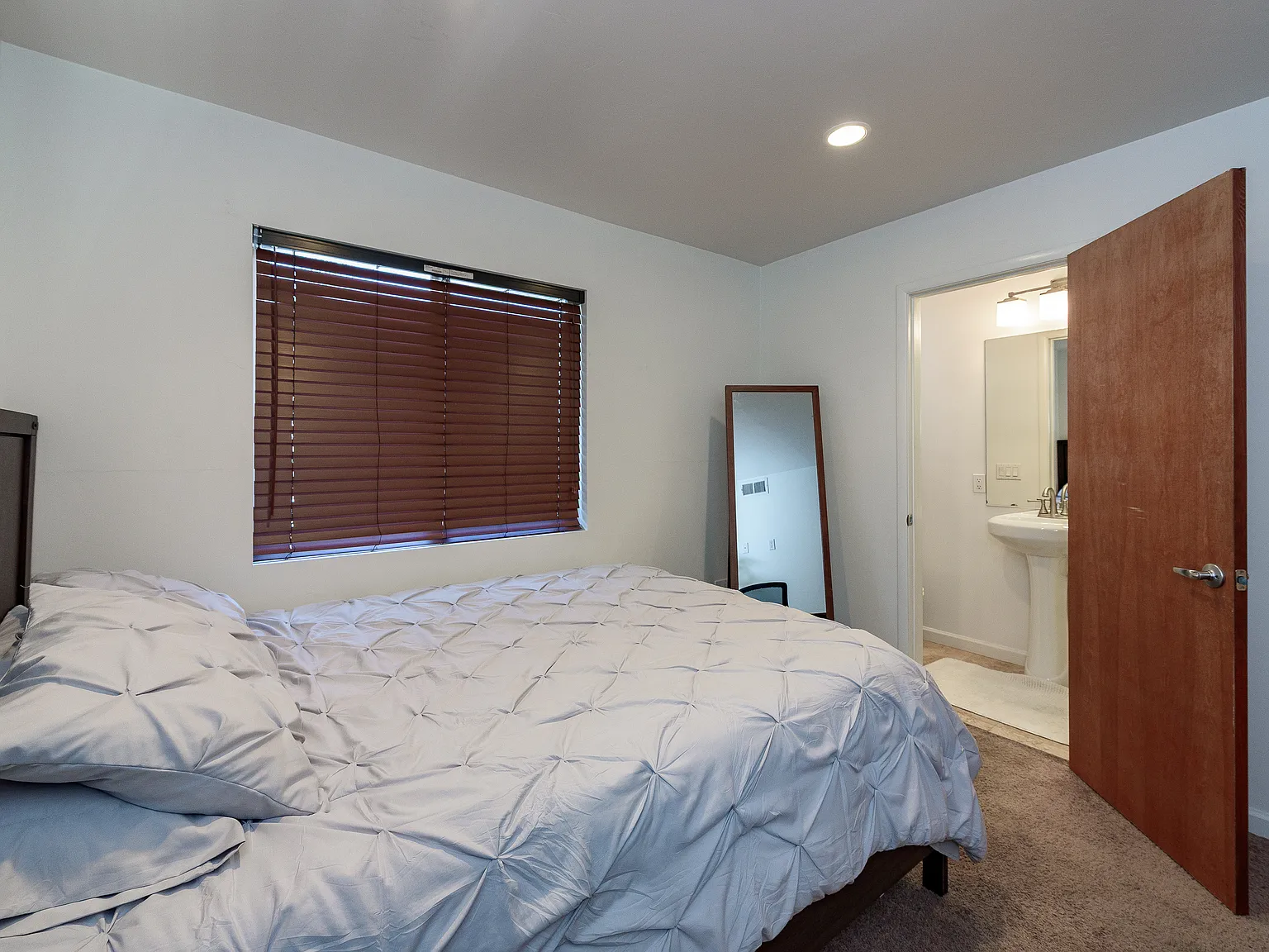 3 bed, 3.5 bath, 1460 sqft, $5,500 — Photo 4