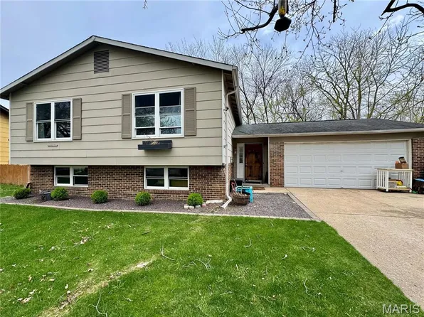 10 Sunny View Dr, Saint Peters, MO 63376