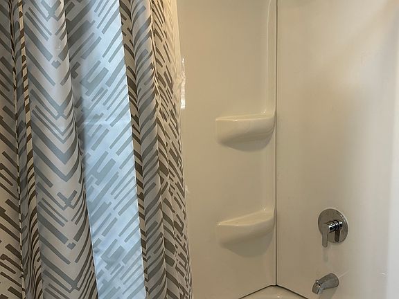 4th image of 824 W 7th St #1