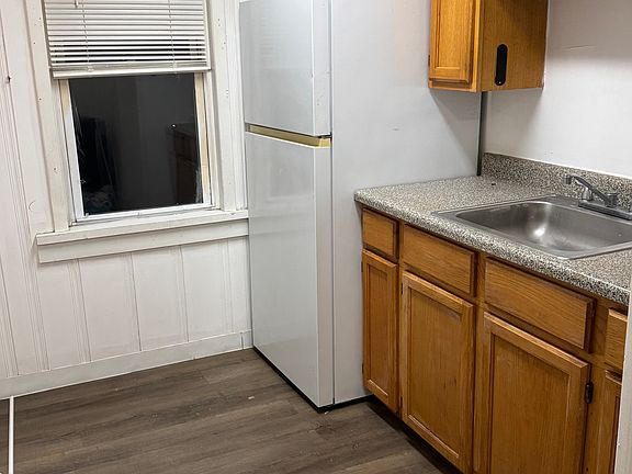 Kitchen w new floors