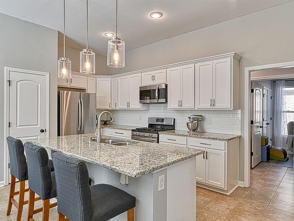 5th image of 42504 Pebblestone Ave