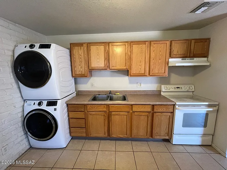 425 E Delano St — Photo 2