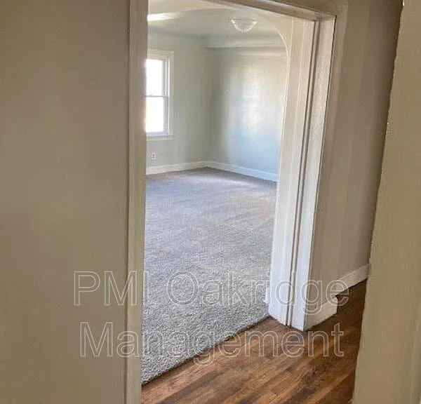 906 1/2 Race Dr — Photo 10