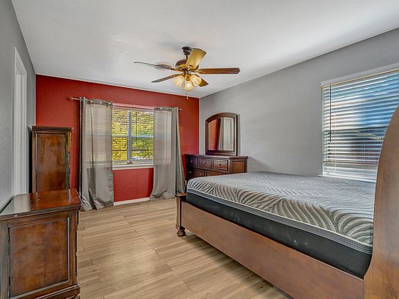 3rd image of 810 Arthur Dr